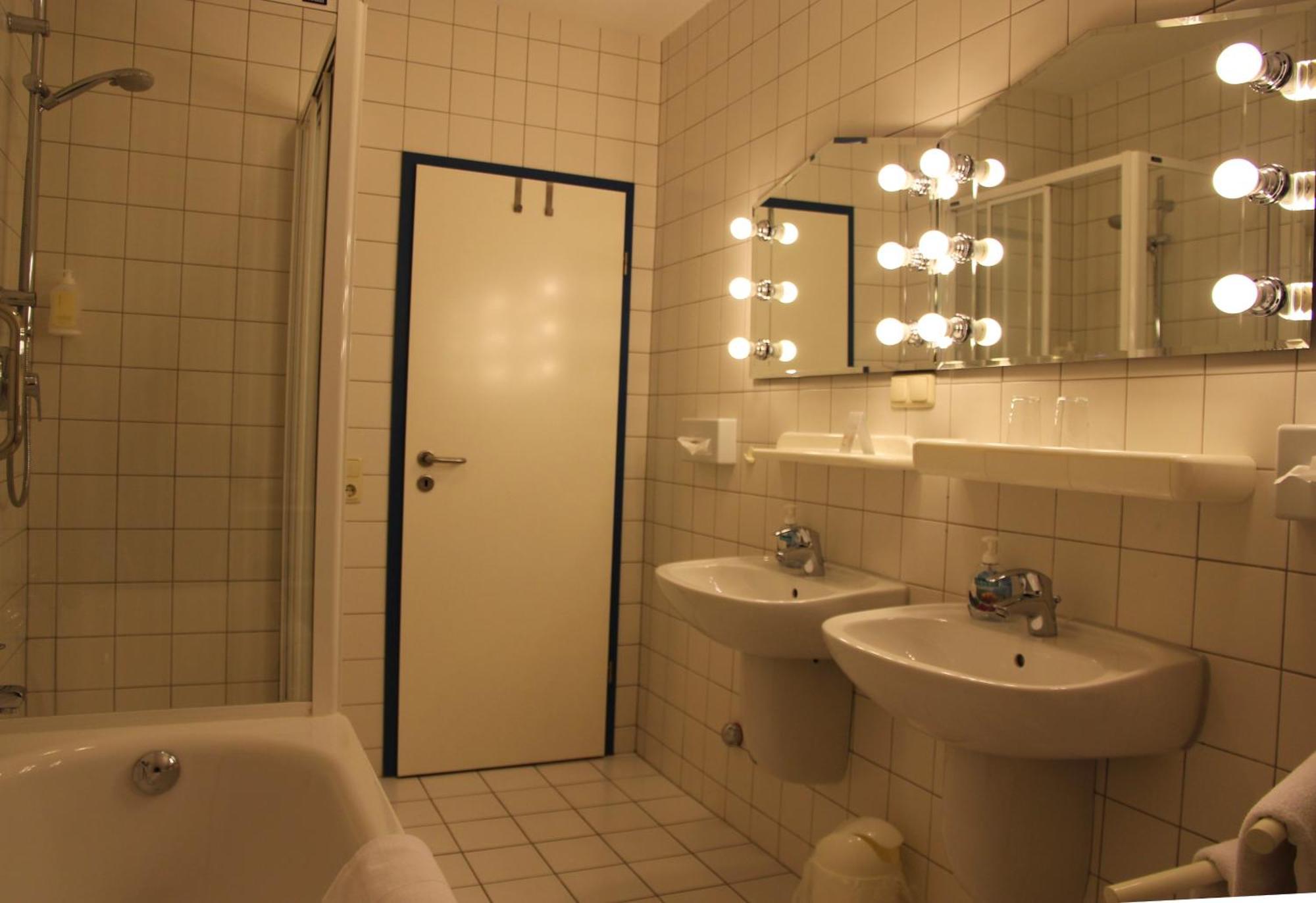 Hotel & Restaurant Seebruecke Zingst Esterno foto